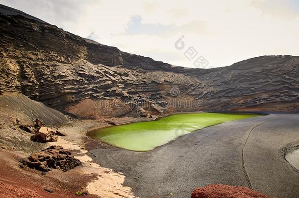 绿色的火山的湖<strong>水洼</strong>demand需要LosAngeles的简称陈词滥调在兰萨罗特岛