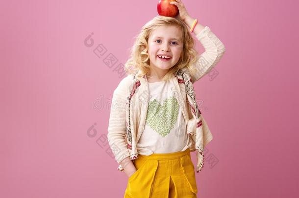小孩隔离的向粉红色的背景佃户租种的土地一苹果向上端