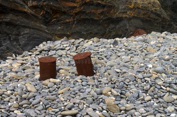 生锈停泊处防滑钉用过的同样地凳子在指已提到的人海滩石头