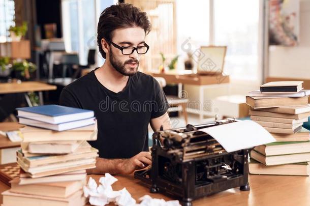 自由作家有胡须的男人打字在老的打字机一次在书桌