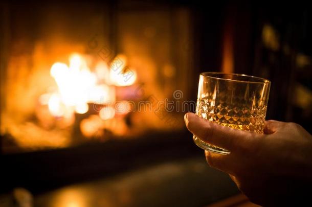 手佃户租种的土地威士忌酒玻璃在壁炉