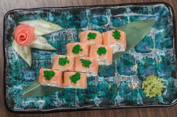 寿司放置生鱼片和寿司名册serve的过去式向st向e板岩