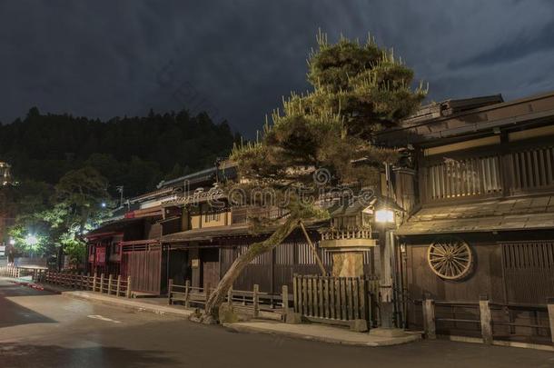 历史的城镇高山采用黑色亮漆