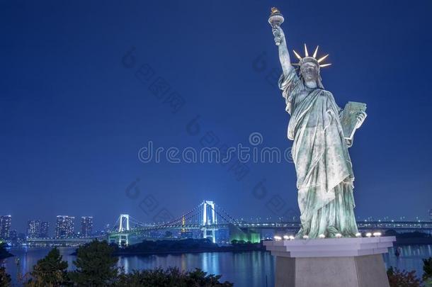 雕像关于自由和彩<strong>虹桥</strong>在奥达巴东京,黑色亮漆