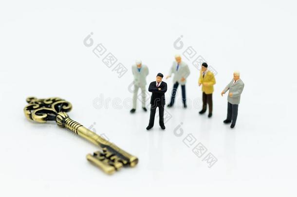 小型的人:组生意人台和硕士钥匙.影像