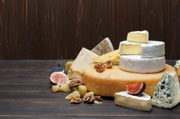 各种各样的类型关于奶酪-帕尔马干酪,法国布里白乳酪,羊乳干酪,切德干酪