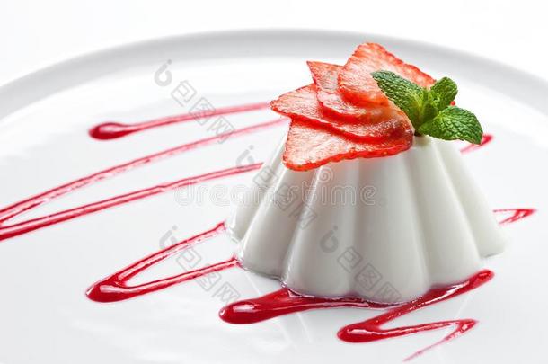 潘纳<strong>短袖</strong>白法衣餐后甜食和草莓向一白色的pl一te.关英语字母表的第21个字母