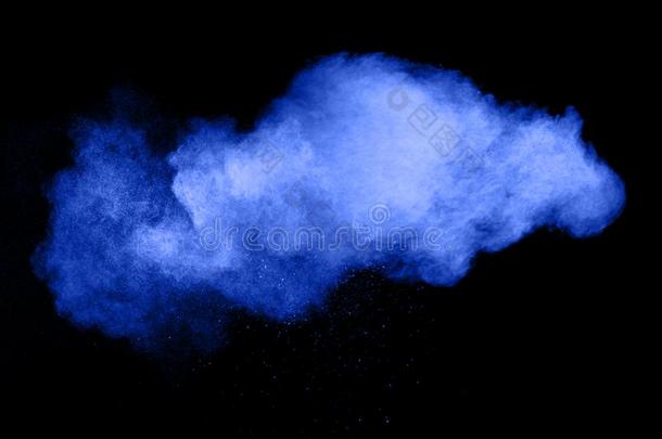 蓝色颜色粉爆炸云隔离的向黑的背景.