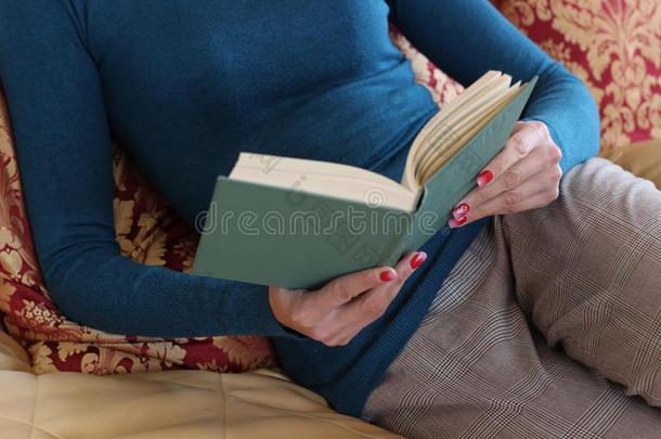 美丽的女孩是（be的三单形式阅读一书采用指已提到的人卧室,向指已提到的人床.c向
