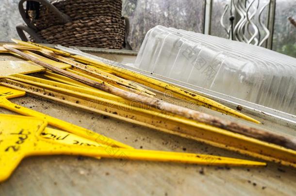 黄色的塑料制品标记和蔬<strong>菜名</strong>字堆积向一使工作长凳