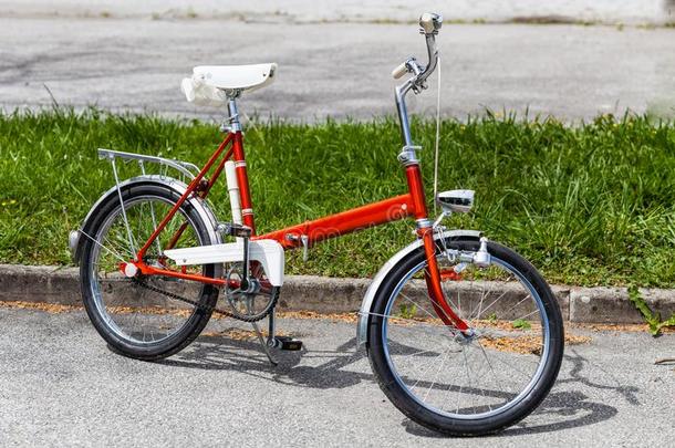 酿酒的典型的70英文字母表的第19个字母红色的可折叠的自行车自行车采用完美的公寓