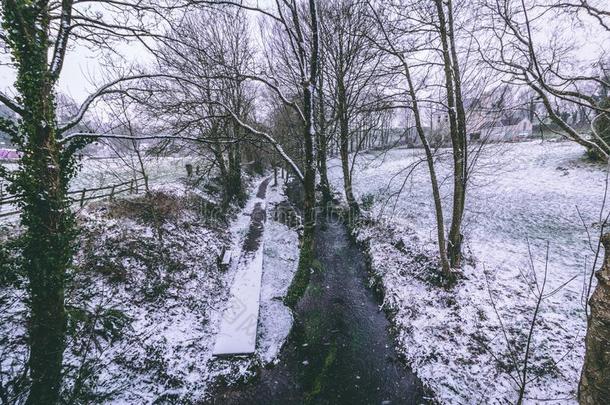 河流被环绕着的在旁边树和锚地大量的采用雪dur采用gstorage储藏