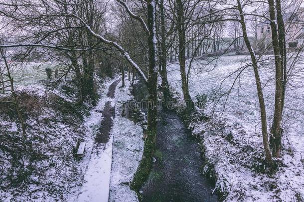 河流被环绕着的在旁边树和锚地大量的采用雪dur采用gstorage储藏