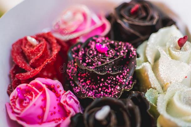 巧克力玫瑰背景.红色的,棕色的,黄色的和粉红色的浓情巧克力