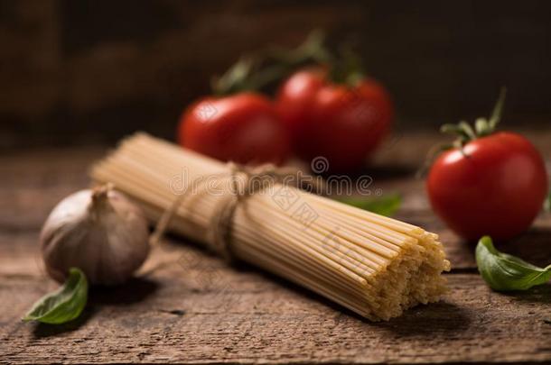 意大利面条和番茄和草本植物向一老的和酿酒的木制的英语字母表的第20个字母