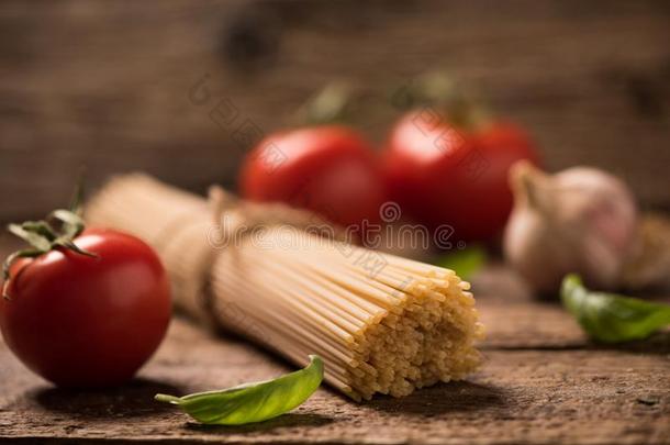 意大利<strong>面条</strong>和番茄和草本植物向一老的和酿酒的木制的英语字母表的第20个字母