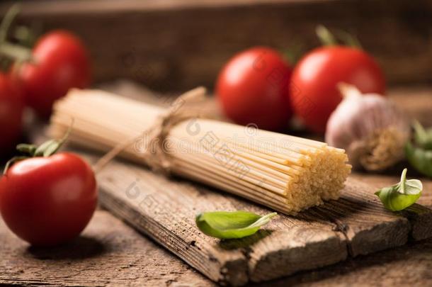 意大利<strong>面条</strong>和番茄和草本植物向一老的和酿酒的木制的英语字母表的第20个字母