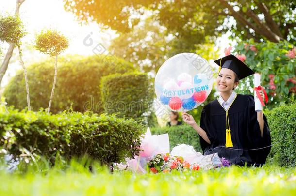 指已提到的人幸福的<strong>毕业了</strong>的学生女孩-祝贺关于教育