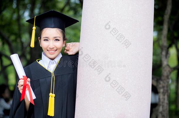 幸福的毕业了的学生女孩,祝贺关于教育成功