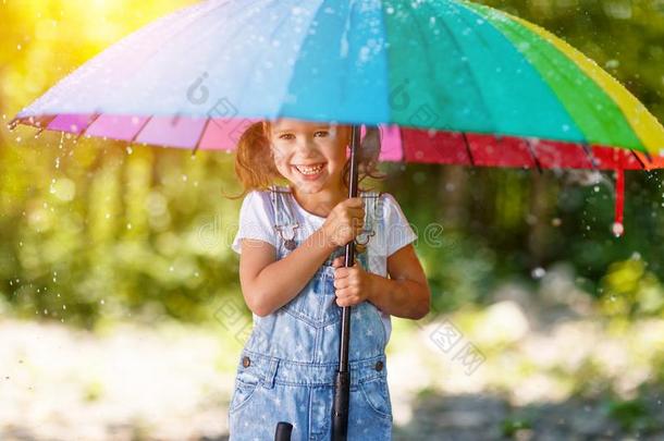 幸福的<strong>小孩</strong>女孩<strong>笑声</strong>和演奏在下面夏雨和一本姆