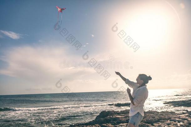 美丽的幸福的年幼的女人女孩发射一风筝一t指已提到的人se一shore
