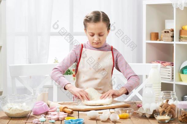 女孩烹饪术采用家厨房,mak采用g生面团,健康的食物观念