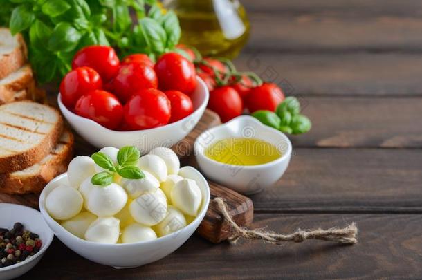 意大利人食物组成部分â意大利干酪,番茄,罗勒属植物和Oliver脚踏铁槌