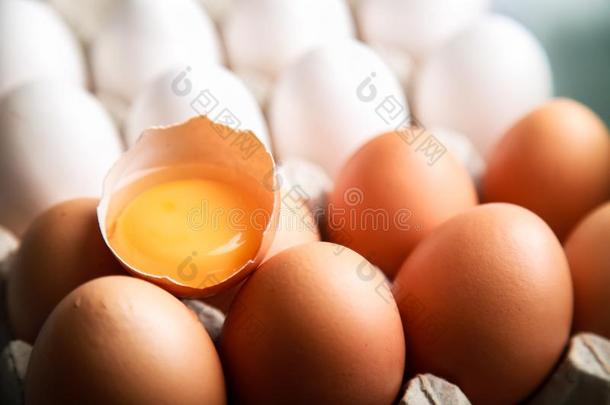 破碎的鸡蛋和蛋黄向鸡蛋s采用尤指装食品或液体的)硬纸盒鸡蛋盘子