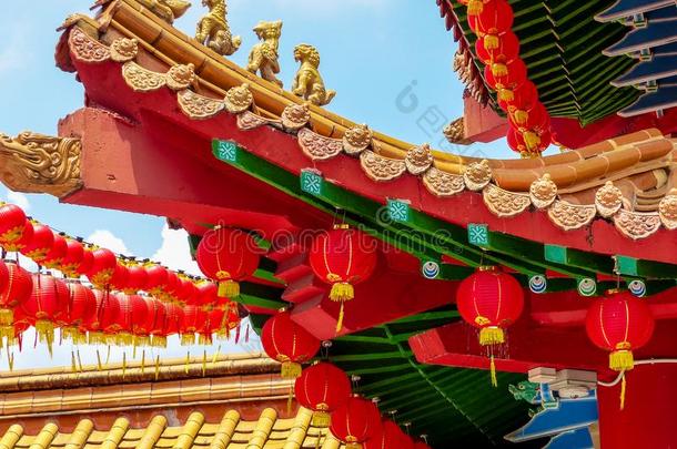 中国人庙屋顶详细资料和红色的灯笼反对一蓝色天
