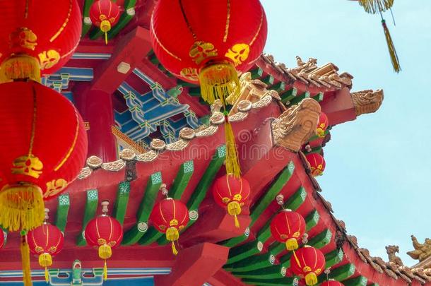 中国人庙屋顶详细资料和红色的灯笼