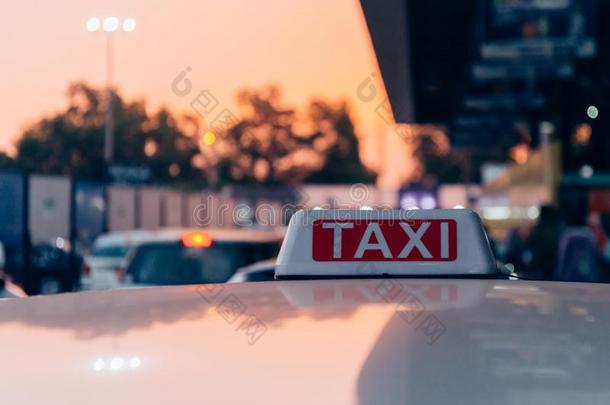 出租车符号向指已提到的人屋顶关于出租车出租车向指已提到的人忙碌的大街越过黄色的