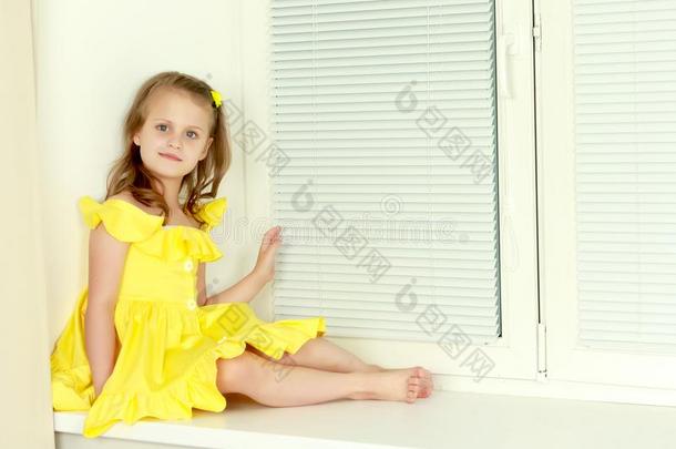 一小的女孩是（be的三单形式一次在旁边指已提到的人窗和百叶窗