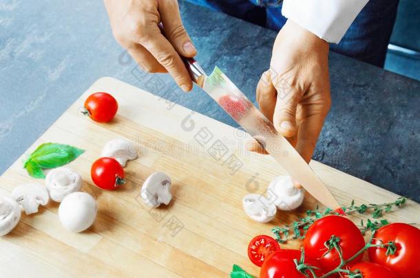 专业的厨师切蔬菜和一sh一rp刀从D一m一sc