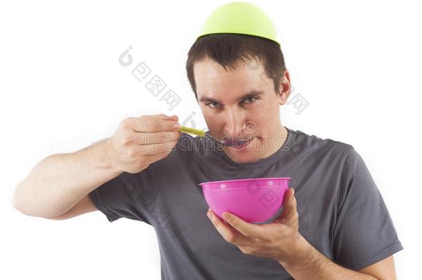 男人吃食物从碗