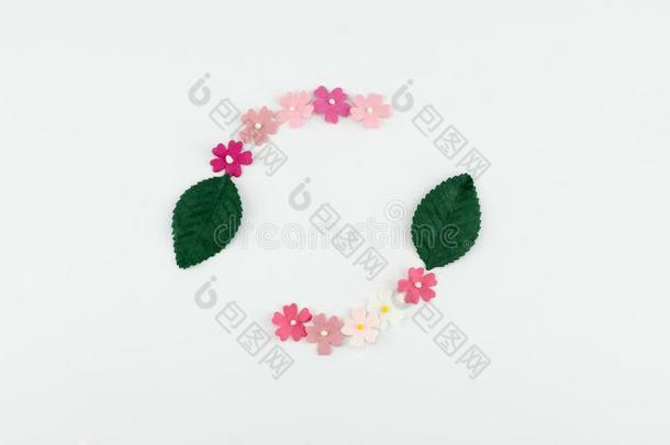 粉红色的声调纸花和绿色的树叶圆形的花环