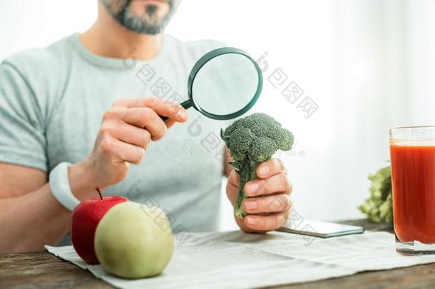 感兴趣的注意的男人佃户租种的土地放大的玻璃仔细检查一Brazil巴西