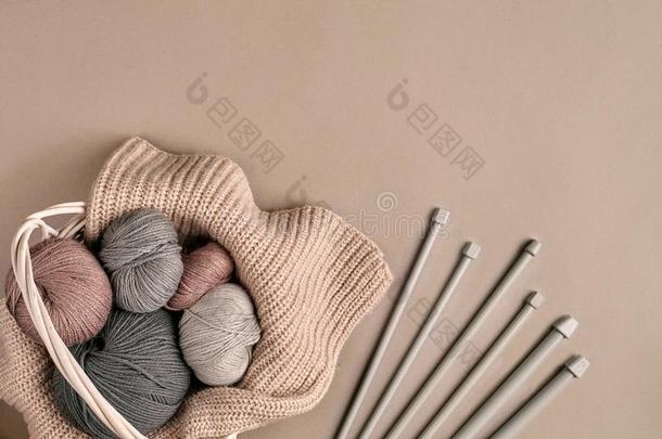 不同的有色的纱采用篮和knitt采用g针.顶看法