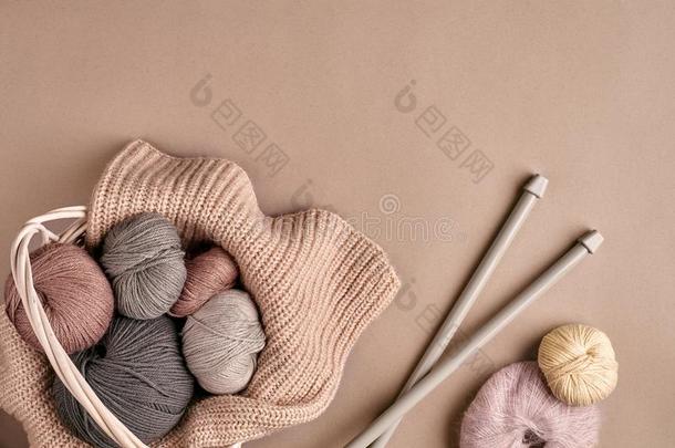 不同的有色的纱采用篮和knitt采用g针.顶看法