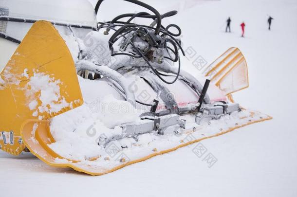 雪地履带式车辆机器为滑雪斜坡准备