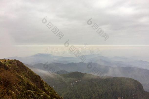 指已提到的人早晨风景向指已提到的人顶关于登上峨眉,四川,中国.