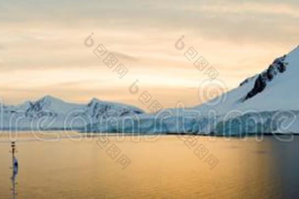多里斯的湾风景和下雪的山在的时候日出采用壁端柱