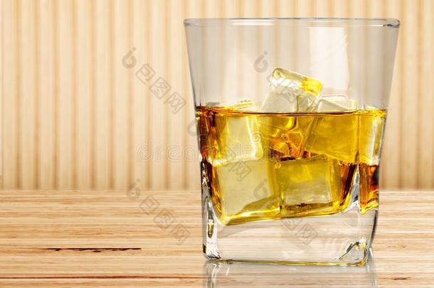 玻璃关于<strong>威士忌</strong>酒和冰向木制的表