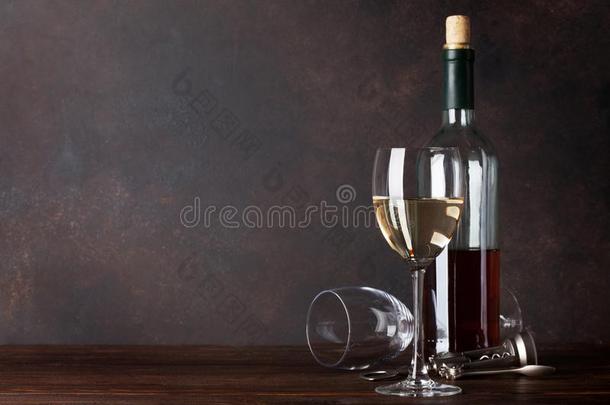 白色的<strong>葡萄酒瓶</strong>子和玻璃