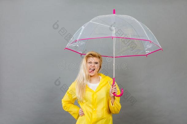 幸福的女人使人疲乏的雨衣佃户租种的土地透明的雨伞