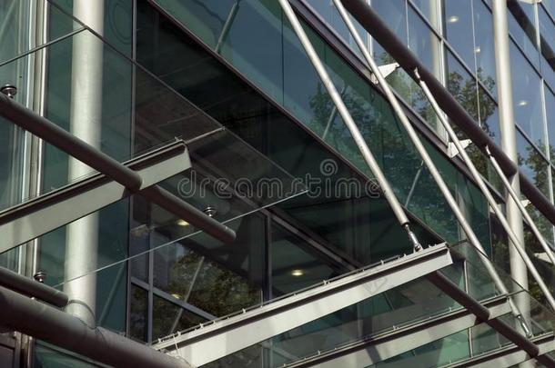玻璃门廊在一办公室建筑物