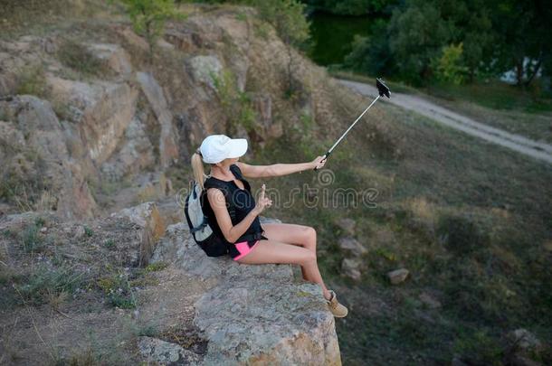 女人旅行支票迷人的自拍照采用mounta采用s旅行生活方式venture投机活动