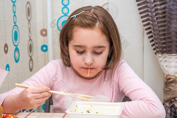 小孩是（be的三单形式吃中国人面条和筷子