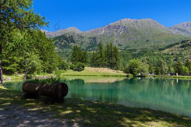 小的阿尔卑斯山的湖采用山麓地带,意大利.