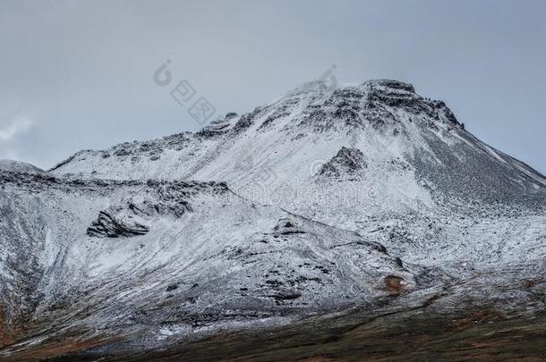 光打扫关于雪向冰岛的山山峰