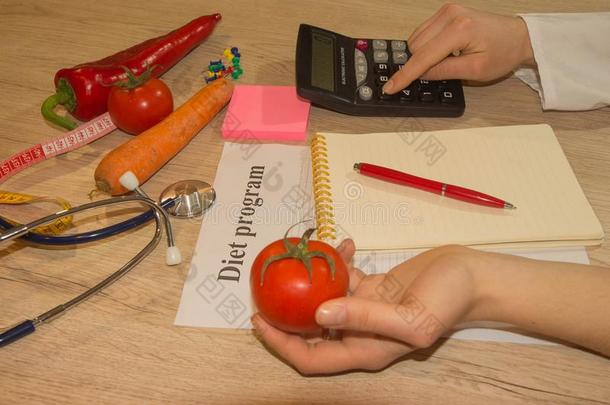 医生或<strong>营养学家</strong>拿住一番茄.好的医学的卫生保健英语字母表的第14个字母
